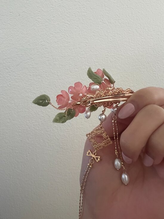 flower hair clip accessory main image 3